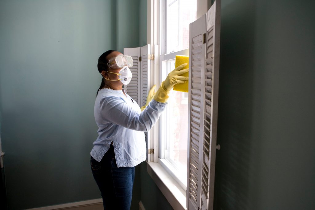 http://person%20cleaning%20window