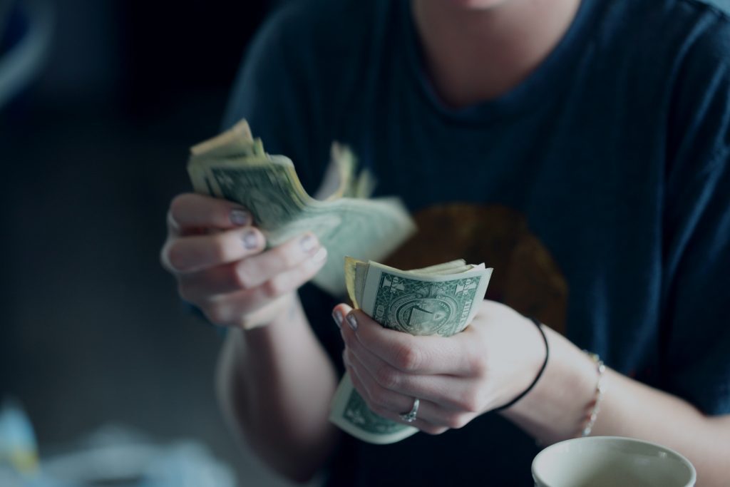 http://person%20counting%20money