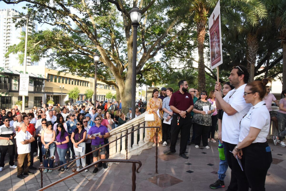 Pilgrims unite and bear the cross together