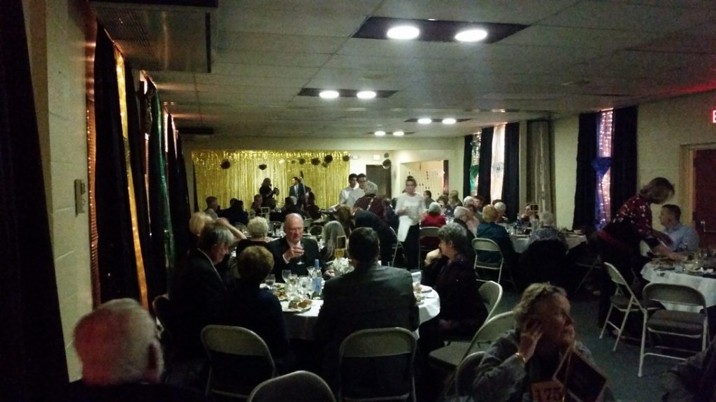 Auction attendees enjoy dinner.